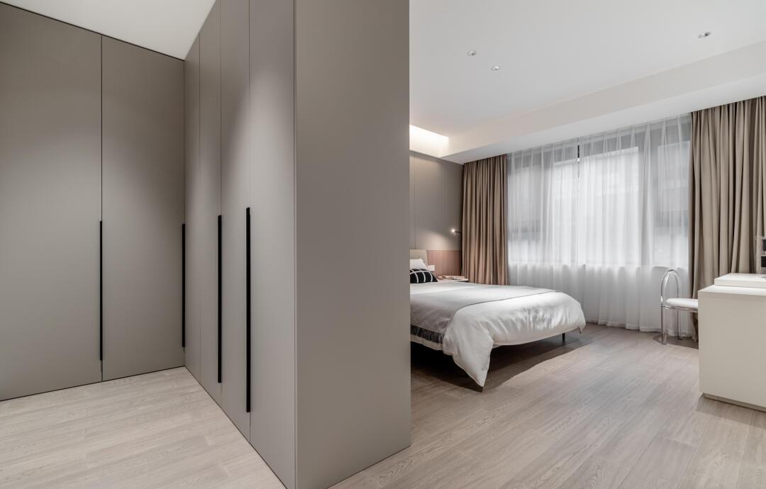 衛(wèi)生間門對(duì)床？巧妙布局來(lái)化解！打造舒適衛(wèi)浴空間隔斷方案